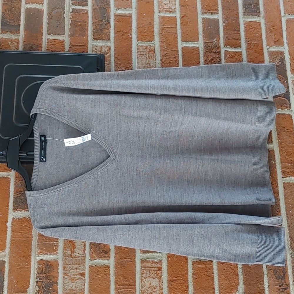 New York and Company Light Gray V Neck Sweater Size XXL - Picture 2 of 7